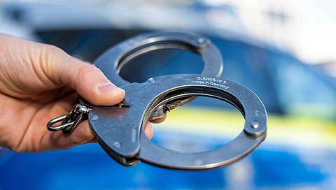 Ratnagiri Crime : अटक करण्यासाठी गेलेल्या रत्नागिरी पोलिसांच्या अंगावर घातली संशयिताने गाडी