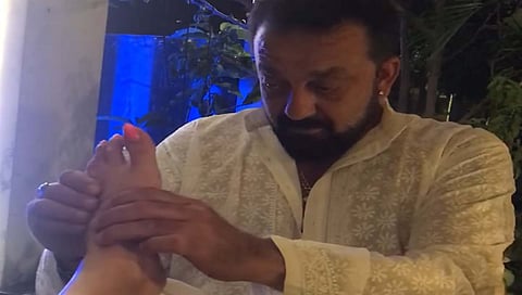 लग्‍नाच्या वाढदिनी संजू बाबाकडून पत्‍नी मान्यताला फूट मसाज; Video व्हायरल