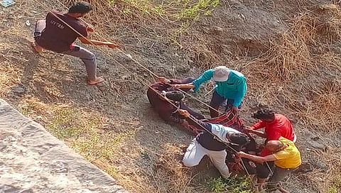 रायगड : शिवज्‍योत आणण्यासाठी गेलेल्‍या तरूणांचा अपघात; दुचाकी २०० फूट खोल दरीत कोसळली