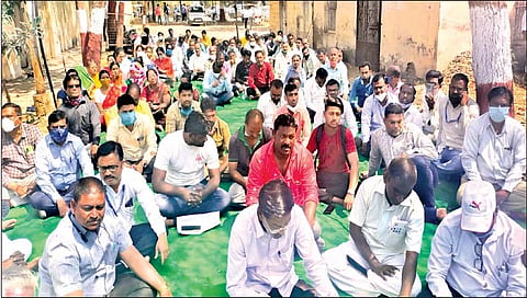 सोलापूर : राज्य सरकारी कर्मचार्‍यांचा एल्गार
