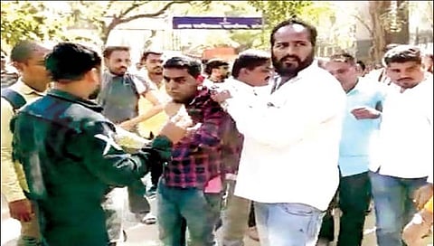 
सांगली : बोगस दस्त करून फसवणूक करणार्‍यांना लोकांनी चोप देऊन सांगली शहर पोलिसांच्या ताब्यात दिले.