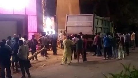 सोलापूर : सात रस्‍ता vip रोडवर मलबार गोल्‍ड शोरूम समोरच्या भिंतीला ट्रकची धडक