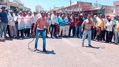  नांदगाव : आपचे विशाल वडगुले, माजी नगरसेवक यशवंत शिंदे अंगावर चाबकाचे फटके मारून घेतांना. 