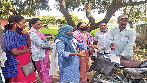 दिंडोरी : शेतकर्‍याकडून कर्जवसुली करताना नाशिक जिल्हा बँकेचे महिला कर्जवसुली पथक.