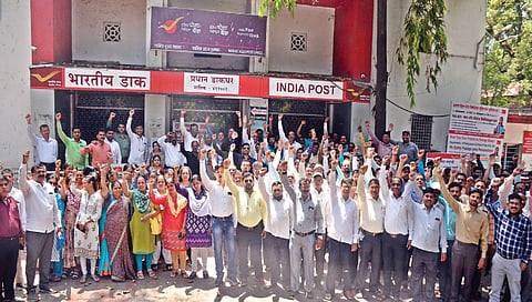 नाशिक : जिल्ह्यातील सुमारे एक हजार टपाल कर्मचारी संपात ; सेवा ठप्प
