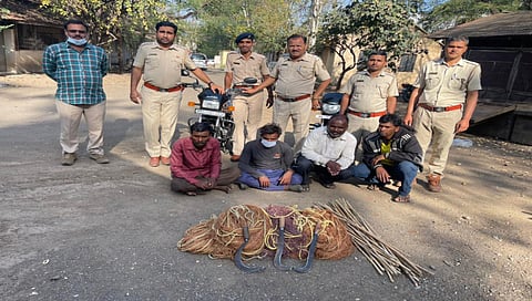 नाशिक : संशयित वन्यजीव तस्करांसोबत वनविभागाचे अधिकारी-कर्मचारी.
