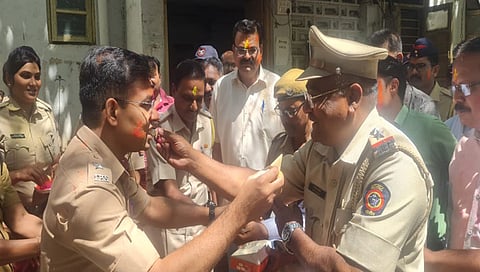 जळगावी जिल्हा पोलिस अधीक्षकांची धुळवड