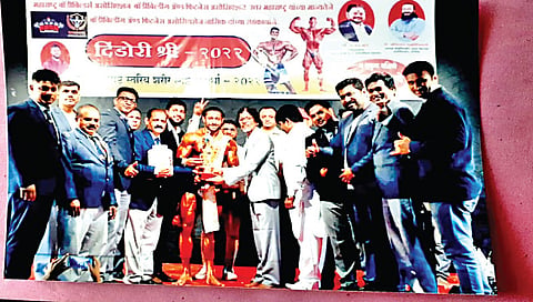 नाशिक : हरपाल राजपूतला ‘दिंडोरी श्री’चा किताब देताना मान्यवर.