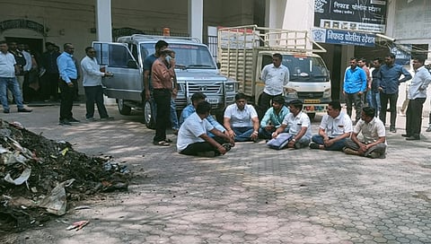 नाशिक : गावातला कचरा ट्रॅक्टरमध्ये भरुन टाकला निफाड तहसील कार्यालयाच्या आवारात