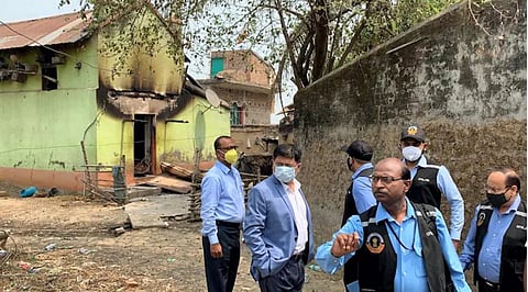 बिरभूम जळीतकांड प्रकरण : ‘हत्‍या करण्‍याच्‍या उद्‍देशानेच घरांना लावली आग’, ‘सीबीआय’चा २१ जणांवर गुन्‍हा