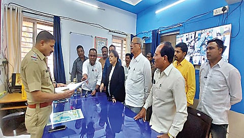 मालेगाव : शहरातील चित्रपटगृहांमध्ये ‘द कश्मीर फाइल्स’ प्रदर्शित का होत नाहीये, याबाबत छावणीच्या पोलिस निरीक्षकांशी चर्चा करताना भाजपचे शिष्टमंडळ.