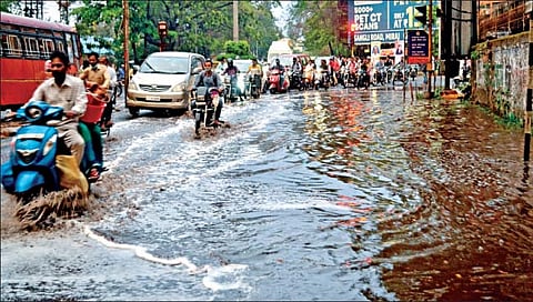 कोल्हापूर : शहरात शनिवारी झालेल्या जोरदार पावसाने सीपीआर चौकात पाणी साचले होते. (छाया : पप्पू अत्तार)