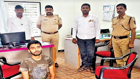 वडूज पोलिसांनी फसवणूकप्रकरणी संशयिताला बेड्या ठोकल्या.
