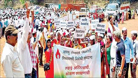 राजापूर : मंगळवारी ना. आदित्य ठाकरे यांच्या दौर्‍यावेळी समर्थकांनी प्रकल्प व्हावा म्हणून घोषणाबाजी केल्याच्या दुसर्‍याच दिवशी राजापुरात रिफायनरी प्रकल्पाच्या विरोधकांनी काढलेला मोर्चा.