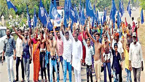 सांगली : झोपडपट्टी हटविण्याच्या रेल्वेच्या निर्णयाविरोधात जिल्हाधिकारी कार्यालयावर मोर्चा काढण्यात आला.