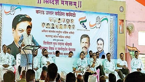 मसूर : बोलताना आ. पृथ्वीराज चव्हाण. बाजूला अ‍ॅड. उदयसिंह पाटील, सुरेश जाधव, शिवराज मोरे, वसंतराव जगदाळे व इतर. 