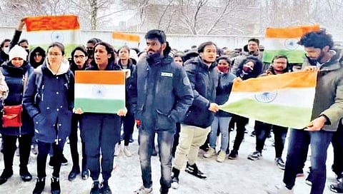 युक्रेनच्या सुमी भागातील भातीय विद्यार्थ्यांनी तिरंगा ध्वज घेऊन येथून बाहेर पडण्याचा प्रयत्न केला, पण त्यांना रोखले गेले. 