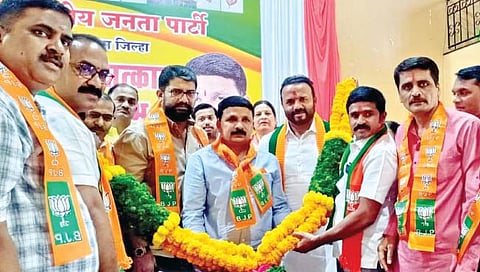 आ. जयकुमार गोरे यांचा सत्कार करताना आ. शिवेंद्रराजे भोसले, विक्रम पावसकर, करण पोरे, 
सौ. सुवर्णा पाटील व भाजपचे पदाधिकारी.
