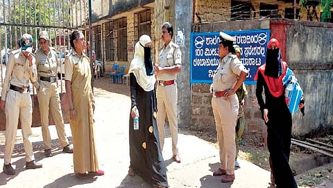 बेळगाव : शाळा- कॉलेजमध्ये बंदोबस्त; सरदार्स, आरएलएस, पॅरोमेडिकल कॉलेजमध्ये महिला पोलिस तैनात