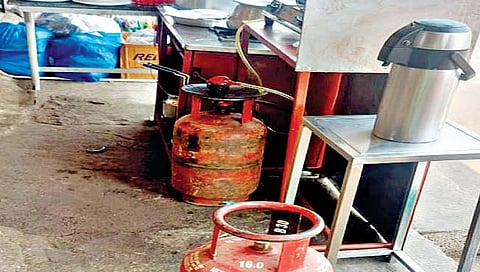 कर्नाटक : हॉटेल चालकांकडून 25 गॅस सिलिंडर जप्त अन्‍न, नागरी पुरवठा खात्याची कारवाई