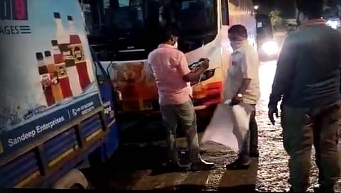 IPL Team Bus : मनसेने फोडली आयपीएल खेळाडूंची बस, स्थानिकांना डावलल्याने खळ्ळफट्ट्याक आंदोलन