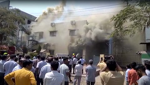 इंडीकेटर बनवणाऱ्या कंपनीला आग  www.pudharinews.