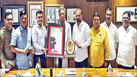 पद्मभूषण बाबासाहेब कल्याणी यांना सातारा नगरपालिकेचा यावर्षीचा डॉ. नरेंद्र दाभोळकर सामाजिक पुरस्कार प्रदान करताना अभिजित बापट, मनोज शेंडे, विनोद कुलकर्णी, हरिष पाटणे, पराग कोडगुले, सुशांत मोरे व इतर.
(छाया : साई फोटोज्)