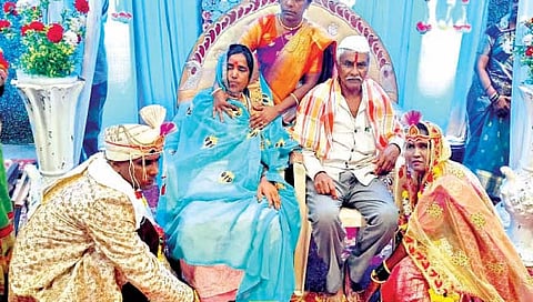 कोल्हापूर : मरणासन्‍न आईच्या स्वप्नासाठी अंध मुलगा सुनील लग्‍नबंधनात