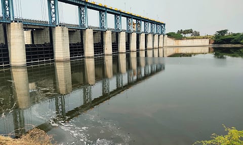 सोमंथळी बंधार्‍याच्या काळ्याकुट्ट पाण्याचे दृश्य.