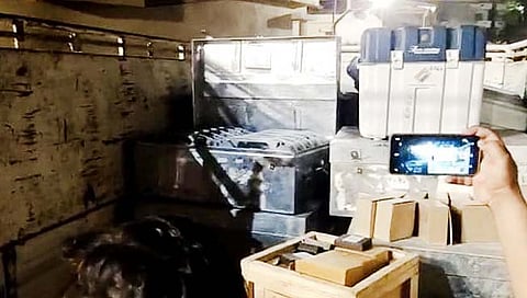 UP Election : यूपीमध्ये तीन ठिकाणी EVM घोळ; वाराणसीसह ३ केंद्रातील अधिकाऱ्यांवर कारवाई