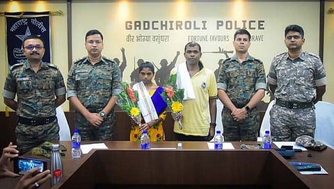 गडचिरोली : २० लाखांचे बक्षीस असलेल्या नक्षल दाम्पत्याचे पोलिसांपुढे आत्मसमर्पण