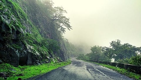 मुंबई :  घाट रस्त्यांची कामे युद्धपातळीवर करणार