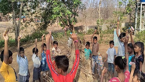 शहापूर : जि. प. प्राथमिक शाळा जांभुळपाडा केंद्र सापगाव विद्यार्थ्यांनी  पेटवली व्यसनांची होळी 

