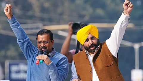 अरविंद केजरीवालांची भगवंत मान यांनी घेतली भेट; पाया पडून मागितला आशीर्वाद