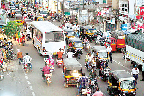 पुण्यात ठिकठिकाणी वाहतूक कोंडी; सिग्नल यंत्रणा कोलमडल्याचा परिणाम