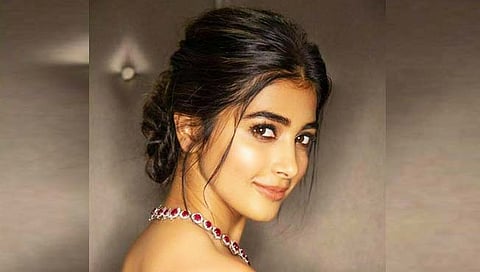Pooja Hegde : या अभिनेत्रीसोबत फ्लाईटमध्ये असभ्य वर्तन; ट्वीटरवरून केली तक्रार