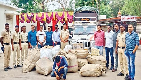कवठेमहांकाळ : सलगरे येथे बंदी असलेली तंबाखू व पानमसाला वाहतूक करणार्‍या संशयितासह पोलिस निरीक्षक जितेंद्र शहाणे व अन्य.