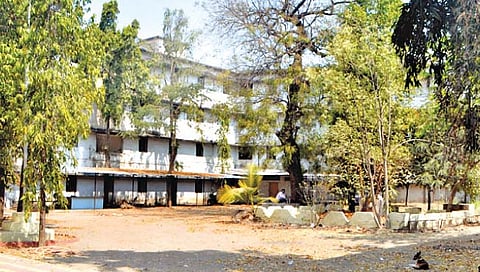 सोलापूर : झेडपीची वसतिगृहे पडलीत  धूळखात