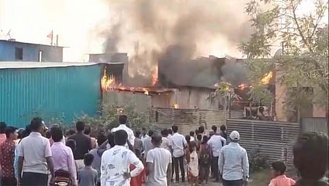 स्वतःच्याच घराला आग, शेजार्‍यांचेही नुकसान