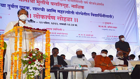पंचवटी : मुंबई -आग्रा महामार्गालगत धात्रक फाटा परिसरात आयोजित मातोश्री मुलींच्या वसतिगृहाच्या लोकार्पण सोहळ्यात बोलताना उपमुख्यमंत्री अजित पवार. 