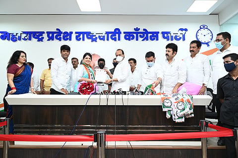 अभिनेत्री आसावरी जोशी आणि स्वागता शाह यांचा राष्ट्रवादीत प्रवेश