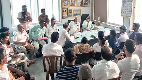 सिन्नर : नगरपरिषद कार्यालयात बैठकीत बोलताना आमदार माणिकराव कोकाटे. 