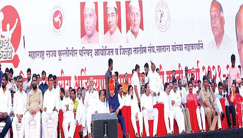 महाराष्ट्र केसरी स्पर्धा समारोप कार्यक्रमात व्यासपीठावर उपस्थित असलेले मंत्री ना. एकनाथ शिंदे, खा. श्री. छ. उदयनराजे भोसले, खा. श्रीनिवास पाटील, ना. शंभूराज देसाई, पद्मश्री पै. सतपाल, आ. शिवेंद्रराजे भोसले, आ. शशिकांत शिंदे, साहेबराव पवार व इतर.