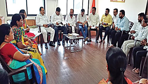 नाशिक ः नाशिकरोड विभागाच्या पदाधिकार्‍यांच्या बैठकीप्रसंगी सुनिल बागूल, विजय करंजकर, सुधाकर बडगुजर आदी. 