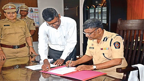 नाशिक : पोलिस आयुक्त पदाचा पदभार स्वीकारताना जयंत नाईकनवरे.