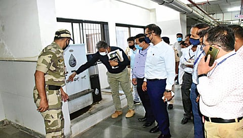 नाशिक : बिटको रुग्णालयात पाण्याच्या पाण्याचे फ्रीज तपासताना मनपा आयुक्त रमेश पवार. समवेत अधिकारी.