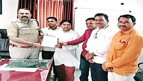 पंचवटी : वणवामुक्तीसाठी जिल्हा पोलिस आयुक्त सचिन पाटील यांना निवेदन देताना राम खुर्दळ, भारत पिंगळे, शिवाजी धोंडगे, प्रदीप पिंगळे, जितेंद्र साठे.