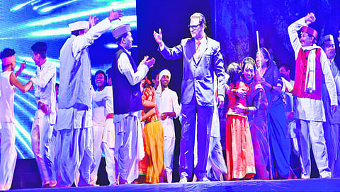 महानाट्य सादर करताना कलाकार,www.pudhari.news