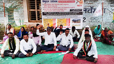 धुळे : प्रहार जनशक्ती पक्षाचे तहसीलसमोर उपोषण, सौर प्रकल्पासाठी जमिनी हडपल्याचा आरोप