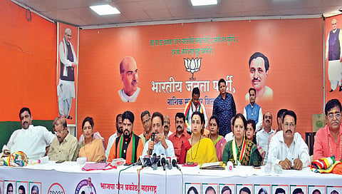 नाशिक : पत्रकार परिषदेत बोलताना माजी मंत्री गिरीश महाजन. समवेत चित्रा वाघ, आ. देवयानी फरांदे, आ. सीमा हिरे, आ. अ‍ॅड. राहुल ढिकले, शहराध्यक्ष गिरीश पालवे आदी. 
